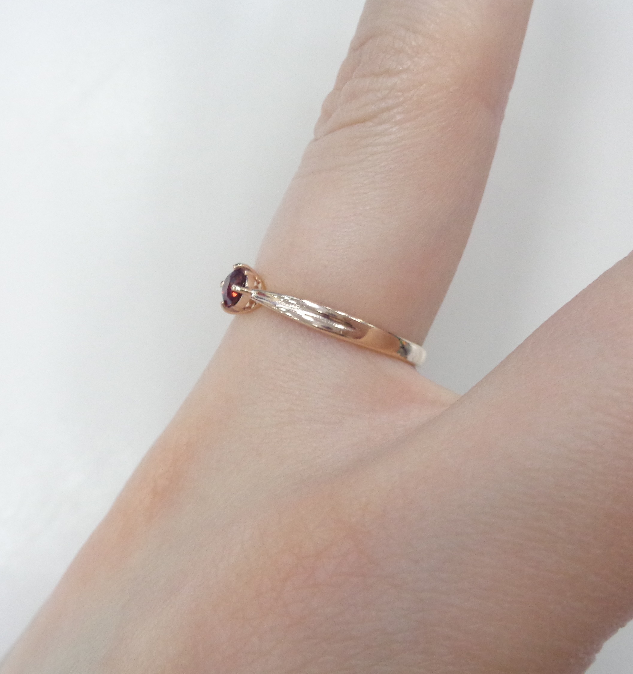 Серебряное кольцо с гранатом